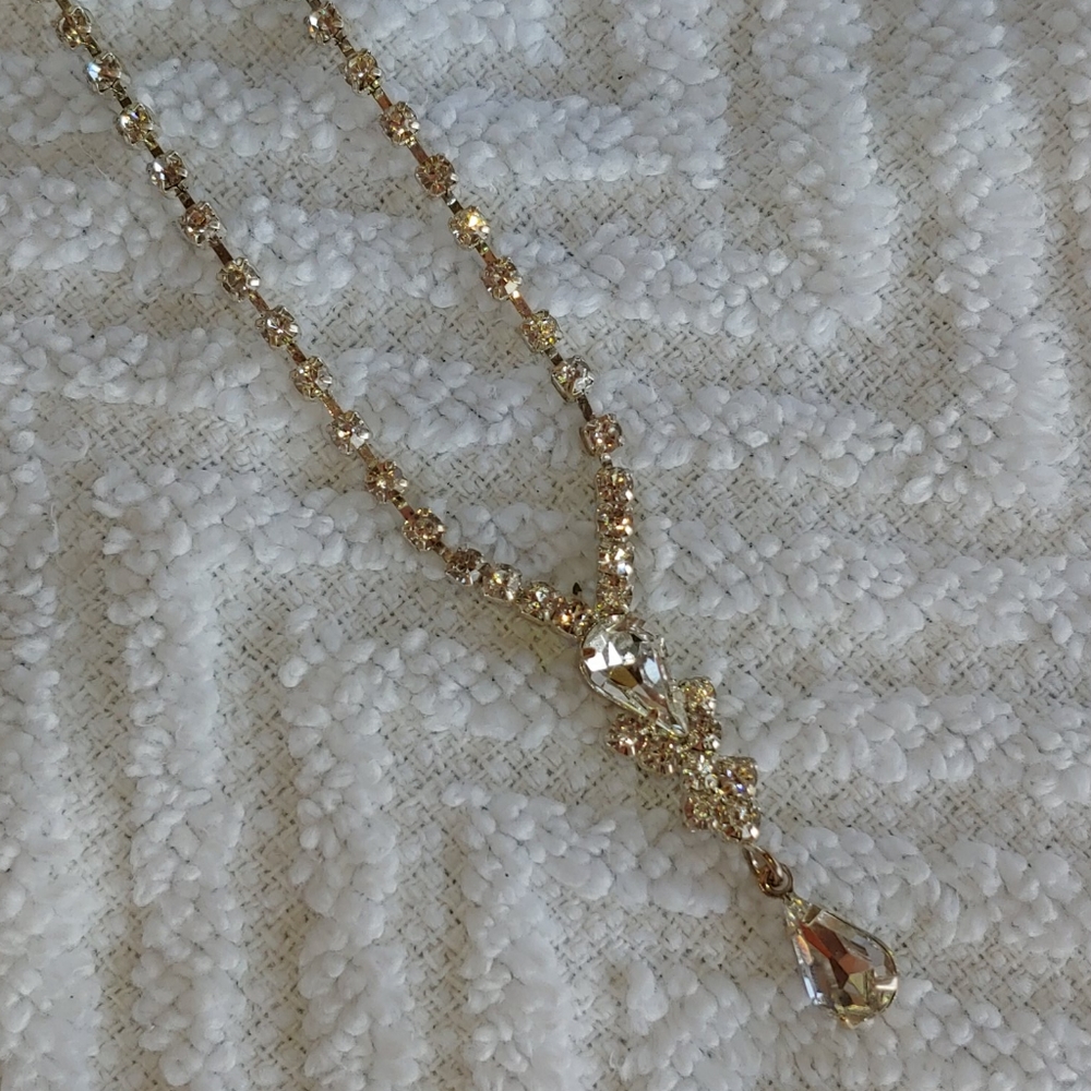 Beautiful Silver Tone Necklace with Crystals!!!